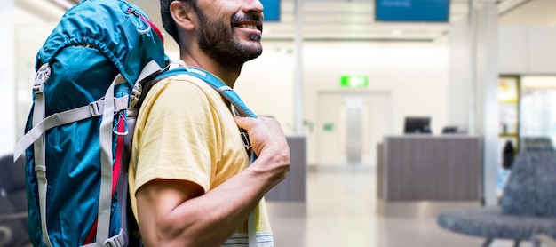 Foto mann mit rucksack über dem flughafenterminal
