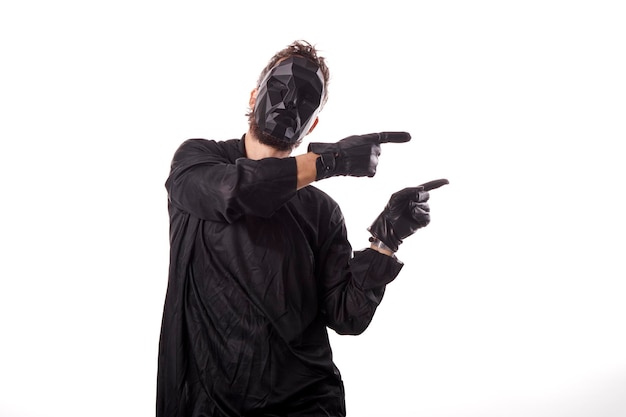 Foto mann mit schwarzer polygonaler maske mit weißem hintergrund