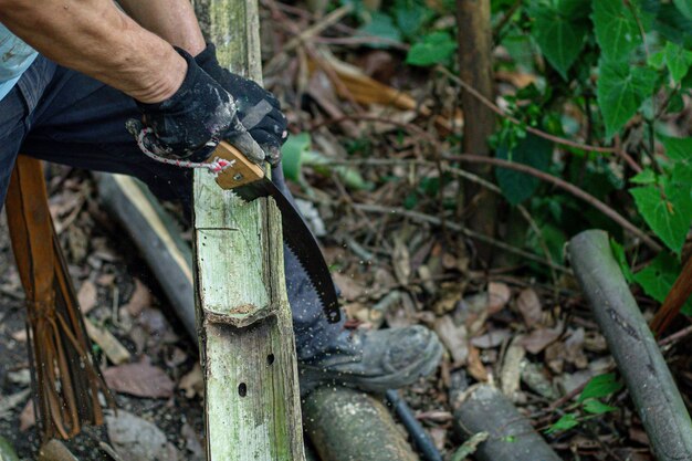 Mann mit schwerer Axt Axt in Holzfällerhänden, der Holzstämme schneidet oder schneidet