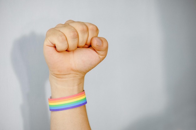 Mann mit schwulem Armband an der Hand, der für lgbt-Rechte kämpft