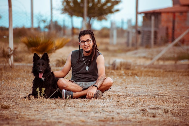 Mann mit seinem Hund im Park