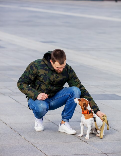 Mann mit seinem Hund, Jack Russell Terrier, auf der Stadtstraße