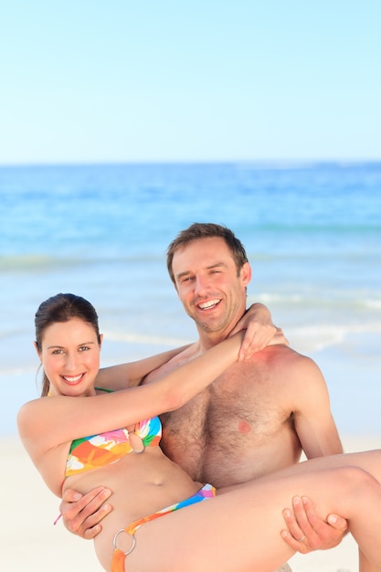 Mann mit seiner Frau am Strand