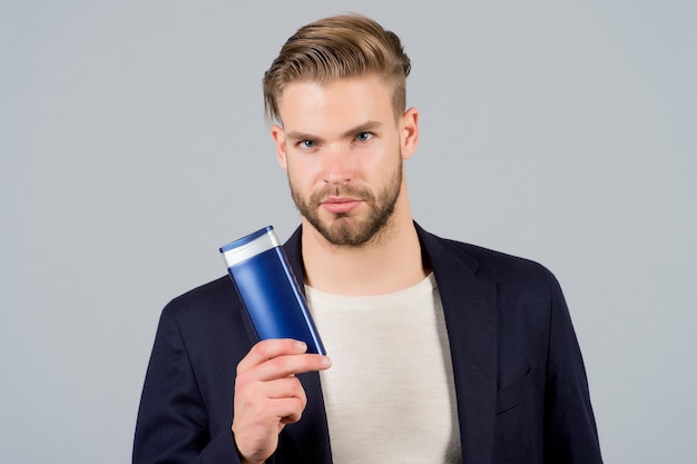 Mann mit Shampoo- oder Conditionerflasche