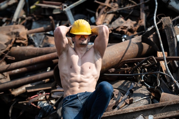 Foto mann mit sixpack in der alten schrottgarage