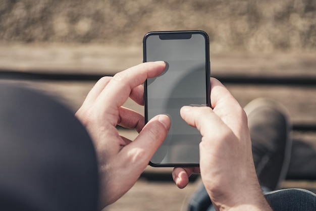 Mann mit Smartphone auf der Straße