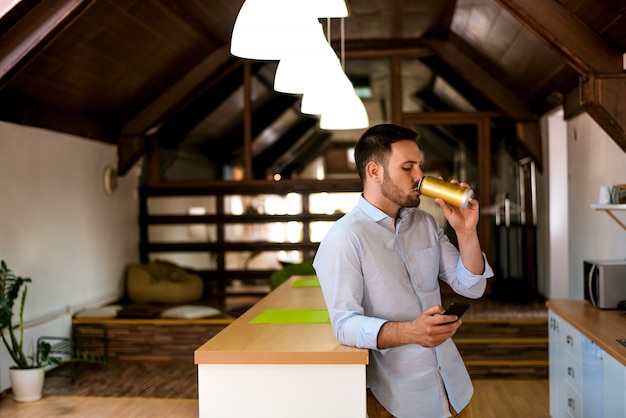 Mann mit Smartphone Bier trinken und SMS