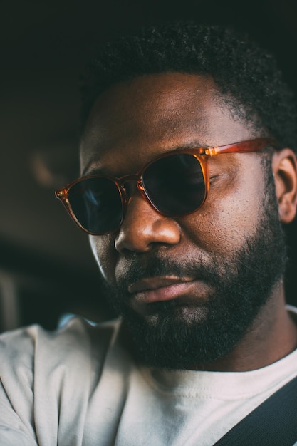 Mann mit Sonnenbrille im Auto