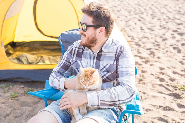 Foto mann mit sonnenbrille sitzt am strand