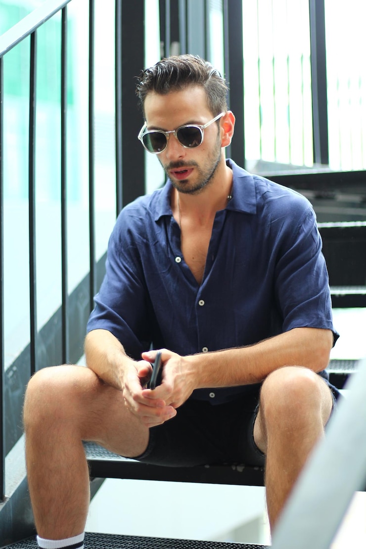 Foto mann mit sonnenbrille sitzt auf der treppe
