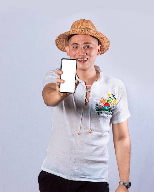 Mann mit Strandhut, der den Bildschirm seines Handys zeigt Strandmann, der den Bildschirm seines Handys zeigt