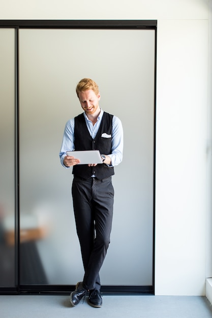 Mann mit Tablette im Büro