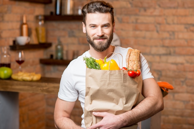 Mann mit Tasche voller Essen