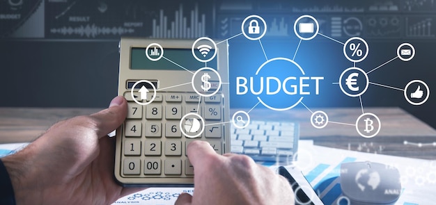 Mann mit Taschenrechner Konzept der Budget-Geschäftsfinanzierung