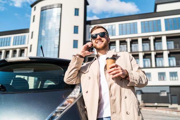 Mann mit Tasse Kaffee am Telefon