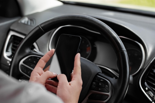 Mann mit Telefon im Auto