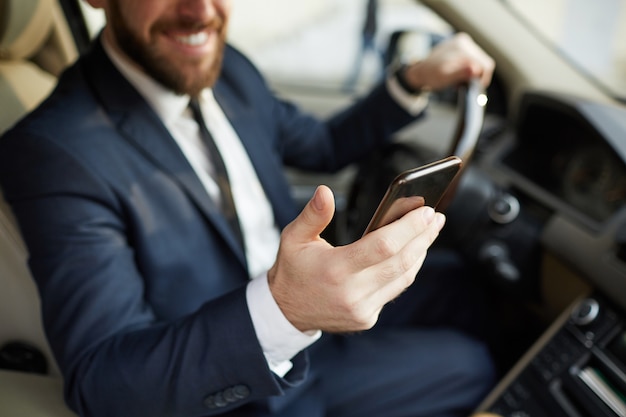 Mann mit Telefon im Auto