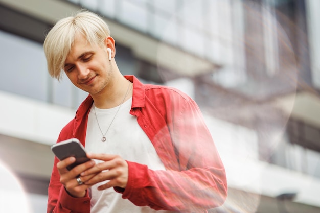 Mann mit Telefon in Händen Technologiegeschäft Freiberufler, der unterwegs seine Arbeit erledigt