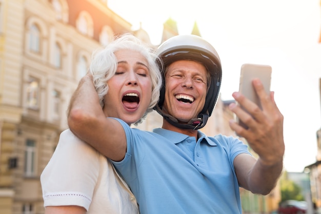 Mann mit Telefon lacht.