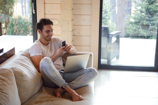 Mann mit Telefon