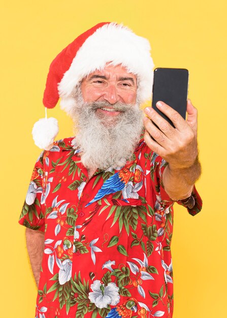 Foto mann mit tropischem hemd und weihnachtsmütze mit kopienraum