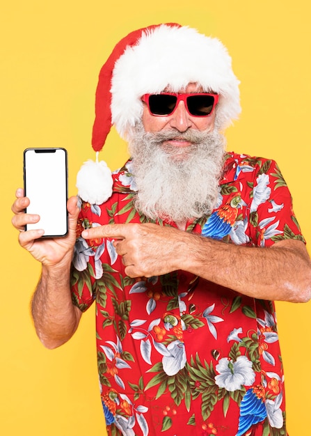 Foto mann mit tropischem hemd und weihnachtsmütze mit kopienraum