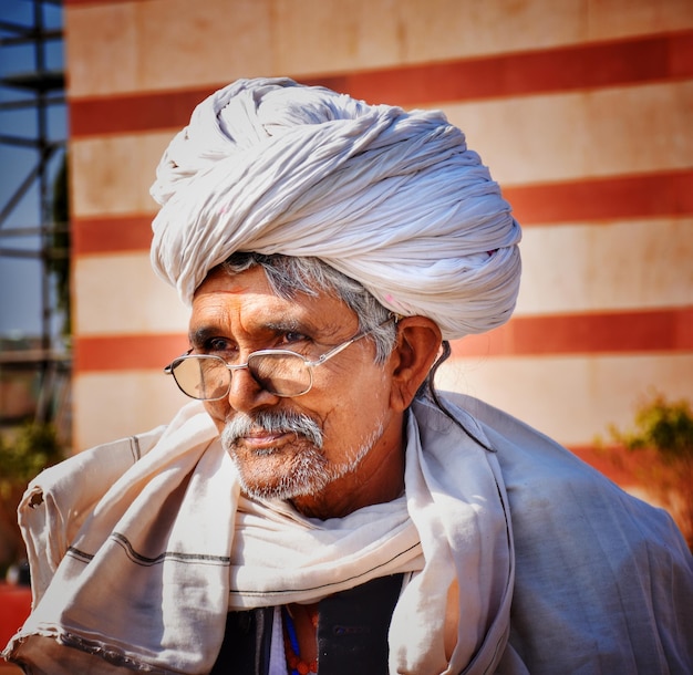 Mann mit Turban im Freien
