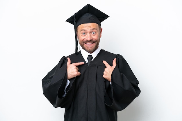 Mann mit Universitätsabsolvent mittleren Alters isoliert auf weißem Hintergrund mit überraschtem Gesichtsausdruck