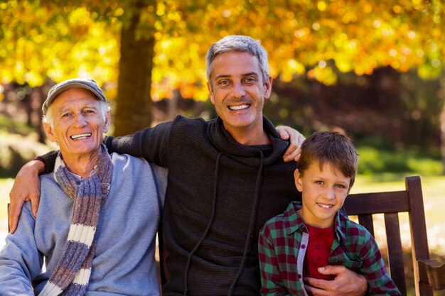 Mann mit Vater und Sohn, die am Park sitzen