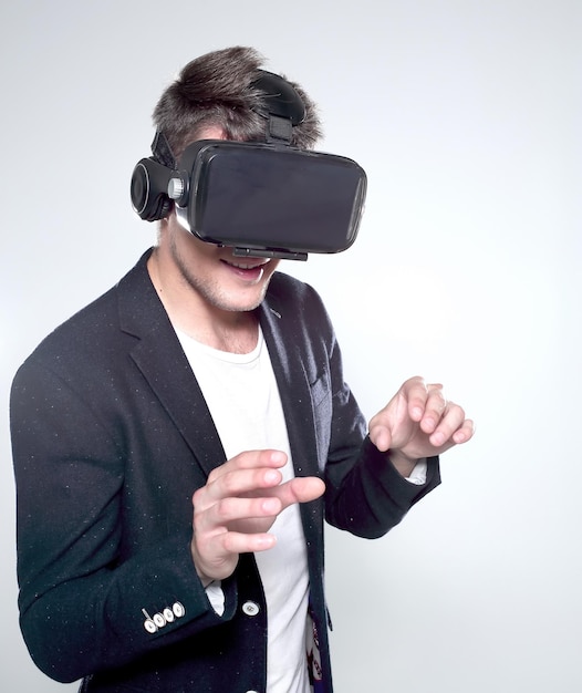 Mann mit Virtual-Reality-Brille Studioaufnahme dunklem Hintergrund