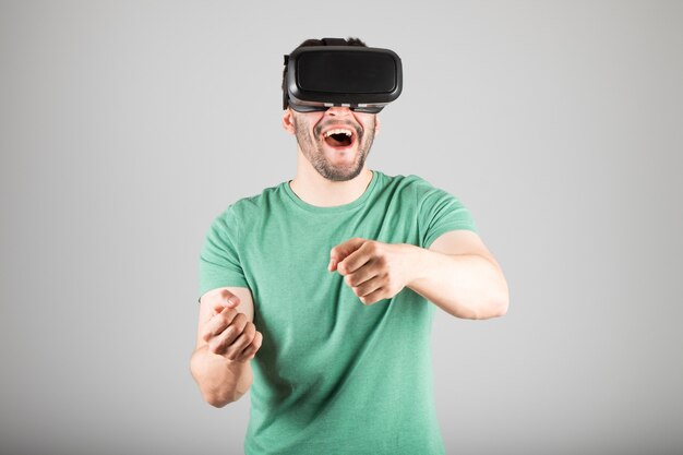 Mann mit Virtual-Reality-Brille