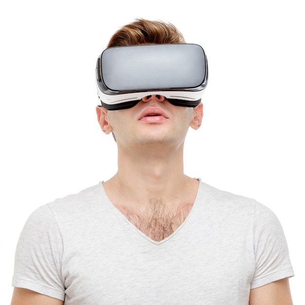 Mann mit Virtual-Reality-Brille