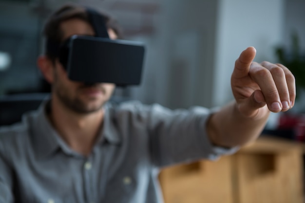 Mann mit Virtual-Reality-Headset