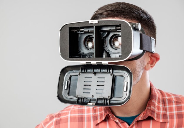 Mann mit Virtual-Reality-Headset