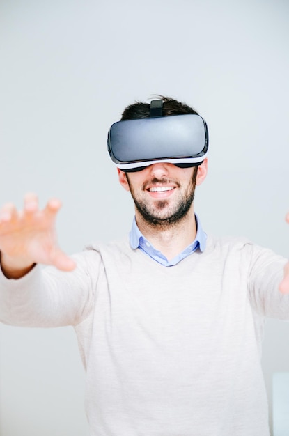 Mann mit Virtual-Reality-Simulator