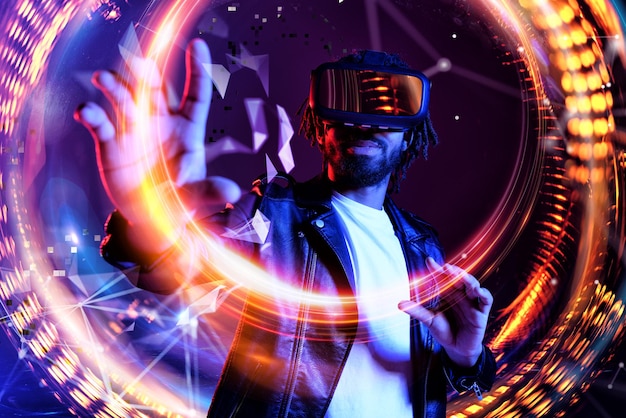Mann mit VR-Brille beobachtet etwas im futuristischen Metaversum