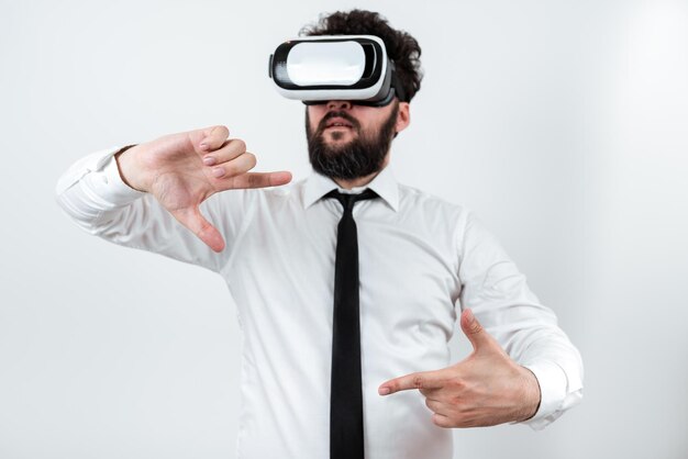 Mann mit vr-Brille und Präsentation wichtiger Botschaften zwischen Händen Geschäftsmann mit virtuellem
