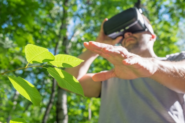 Mann mit VR-Headset