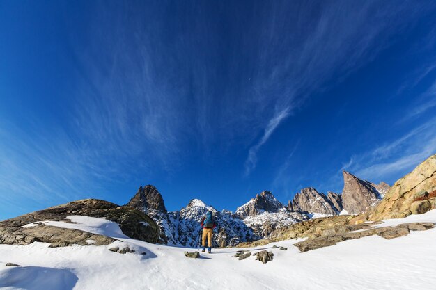 Mann mit Wanderausrüstung zu Fuß in den Bergen der Sierra Nevada, Kalifornien, USA