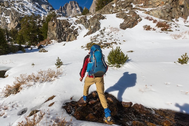 Mann mit Wanderausrüstung zu Fuß in den Bergen der Sierra Nevada, Kalifornien, USA