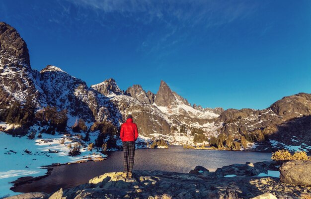 Mann mit Wanderausrüstung zu Fuß in den Bergen der Sierra Nevada, Kalifornien, USA