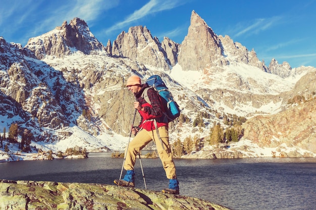 Mann mit Wanderausrüstung zu Fuß in den Bergen der Sierra Nevada, Kalifornien, USA