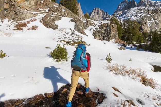 Mann mit Wanderausrüstung zu Fuß in den Bergen der Sierra Nevada, Kalifornien, USA