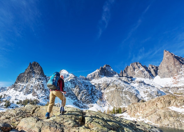 Mann mit Wanderausrüstung zu Fuß in den Bergen der Sierra Nevada, Kalifornien, USA