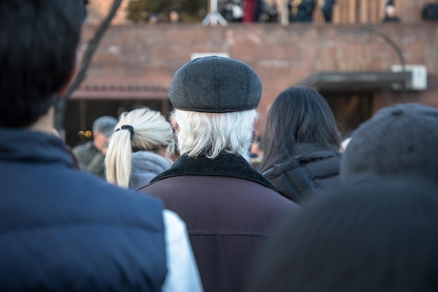 Mann mit weißem Haar in der Menge