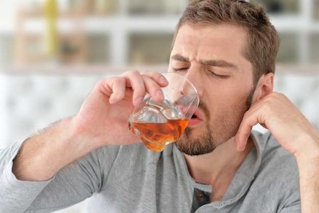 Mann mit Whisky im Glas, Alkoholproblem, Konzept des Alkoholmissbrauchs