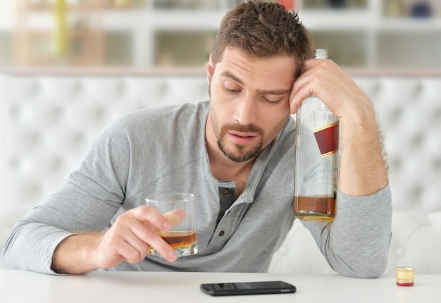 Mann mit Whisky im Glas, Alkoholproblem, Konzept des Alkoholmissbrauchs