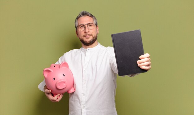 Mann mittleren Alters mit einem Sparschwein