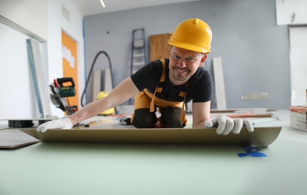 Mann mittleren Alters mit gelbem Helm