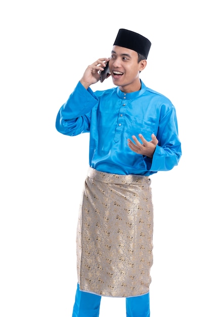 Mann Muslim sprechen auf seinem Handy über Weiß
